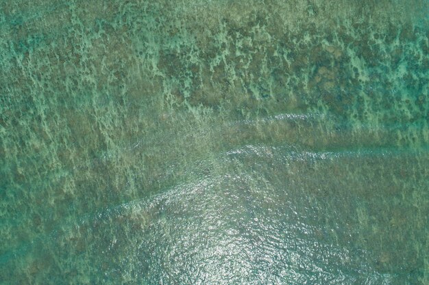 Belle surface de l'océan de la vue aérienne du drone de haut en bas