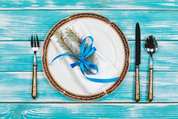 Belle table sur bois bleu