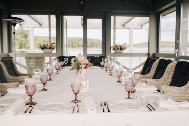 Belle table avec décor floral pour des vacances