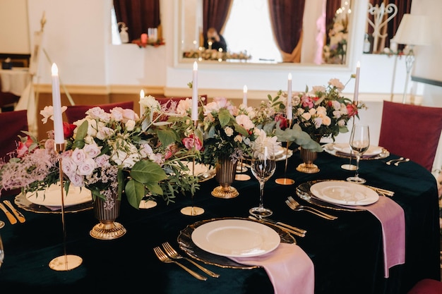 Belle table avec décor floral pour des vacances