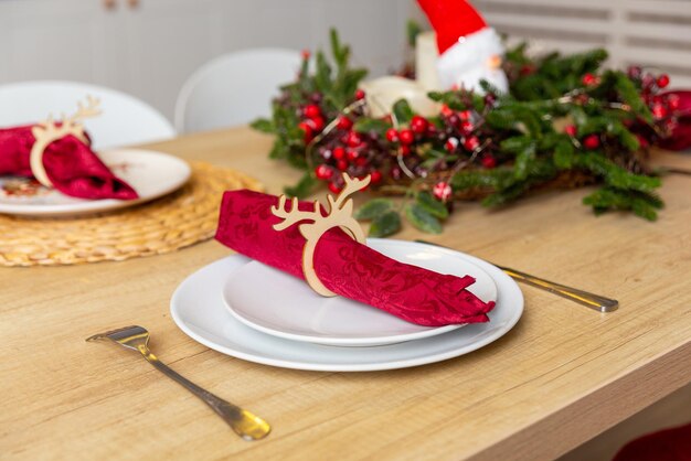 Belle table avec décor de Noël dans le salon.