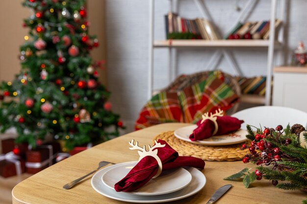 Belle table avec décor de Noël dans le salon.