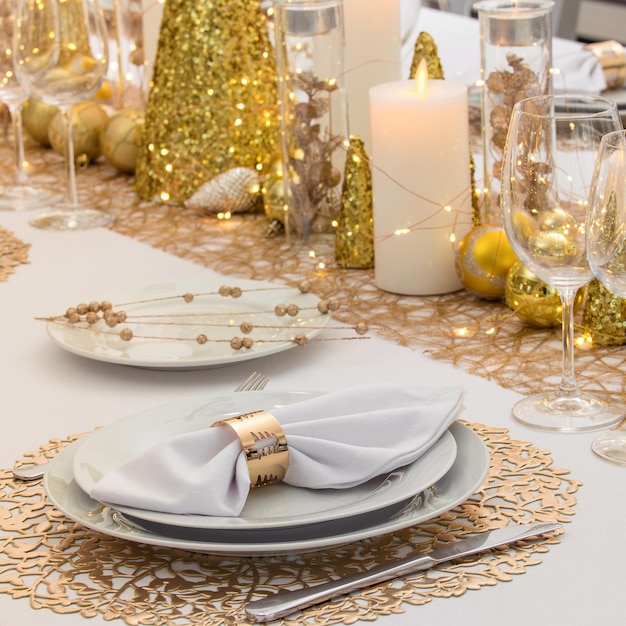 Belle table avec des décorations de Noël. Couleurs d'or