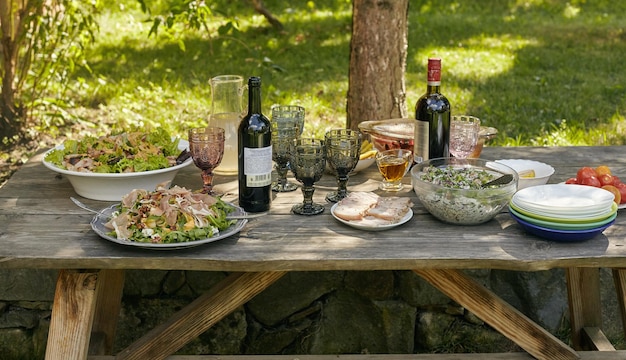 Une belle table d'été élégante avec toutes sortes de salades et de vins