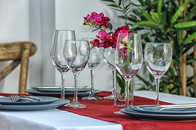 Belle table de fête et fleurs dans une pièce lumineuse