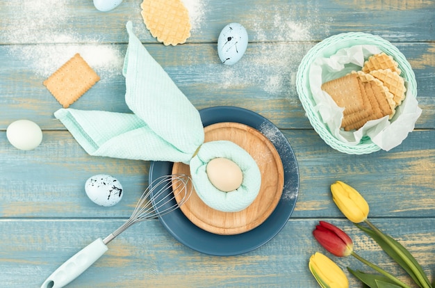 Belle table de fête de Pâques avec serviette lapin de Pâques