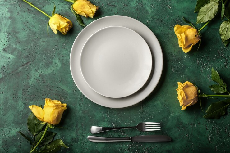 Photo belle table avec des fleurs sur fond de couleur