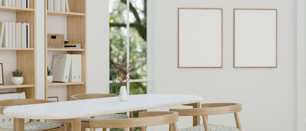 Une belle table à manger minimale dans une salle à manger blanche minimale scandinave