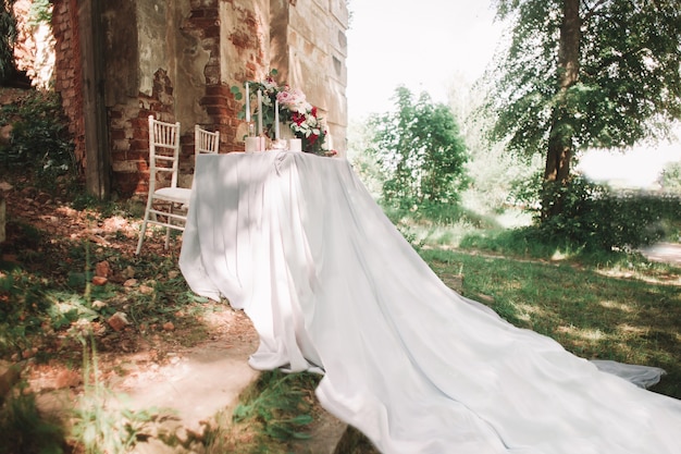 Belle table de mariage avec des bougies dans le jardin.