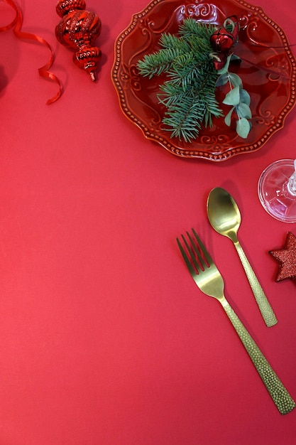 Belle table de Noël sur fond rouge avec un espace pour le texte