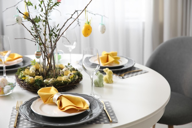 Belle table de Pâques avec décor floral à l'intérieur