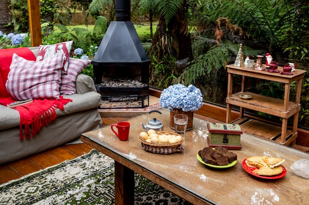 Belle table de petit déjeuner un endroit confortable avec cheminée