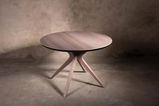 Belle Table Pliante En Bois Marron Sur Fond De Béton Beige. De Beaux Meubles Dans Un Intérieur Moderne