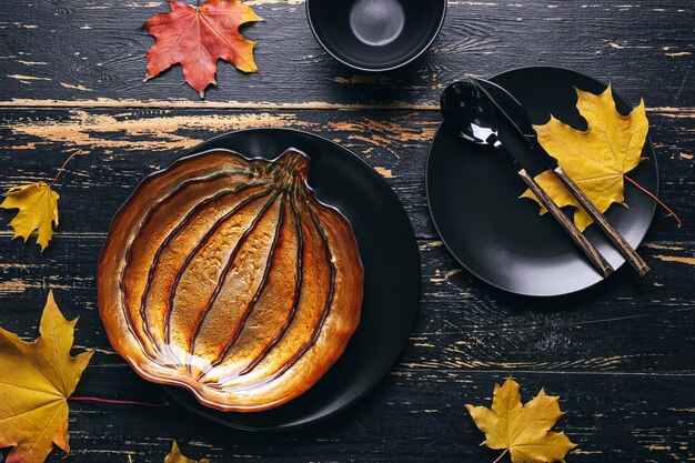 Photo belle table pour la célébration du jour de thanksgiving sur une surface en bois sombre