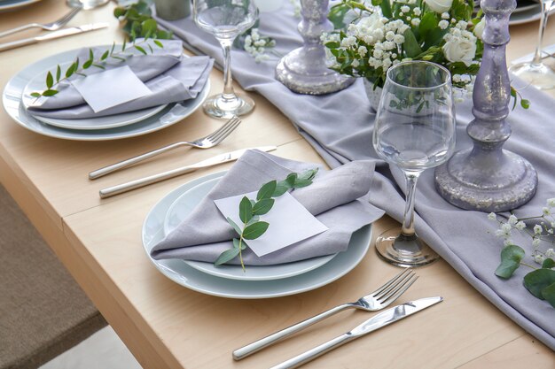 Belle table pour la célébration du mariage au restaurant