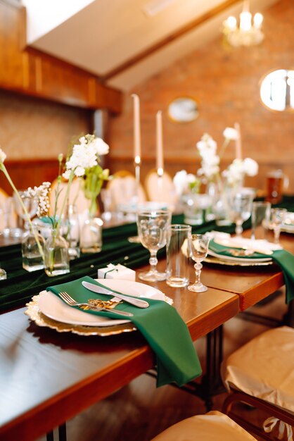 Belle table pour une réception de mariage ou tout autre événement festif couleur émeraude