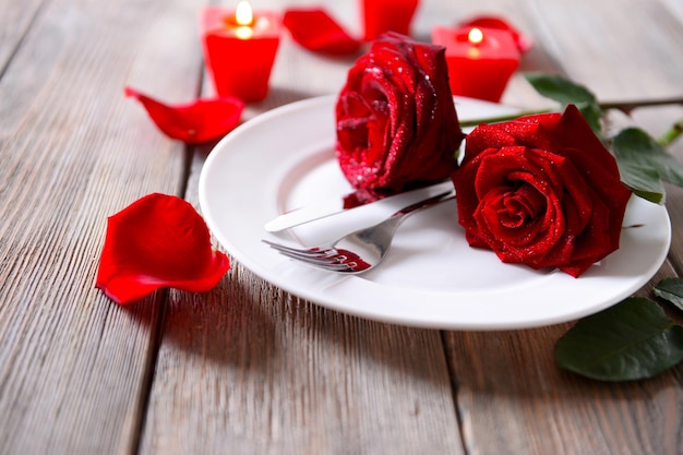 Belle table romantique avec gros plan de roses rouges