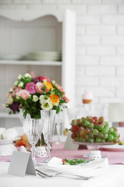 Belle table servie pour mariage ou autre célébration au restaurant