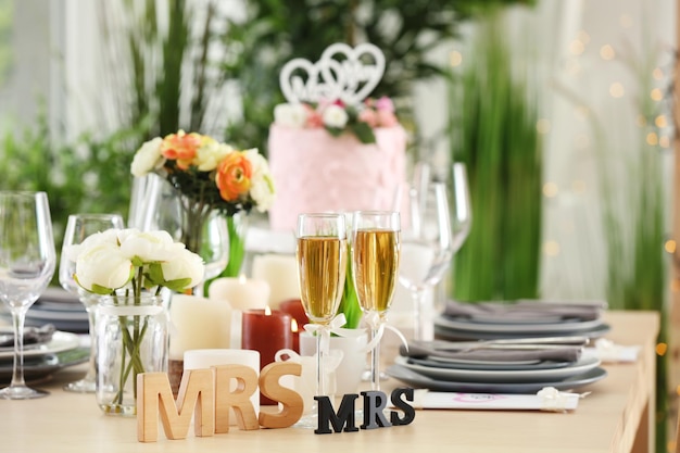 Belle table servie pour un mariage de lesbiennes