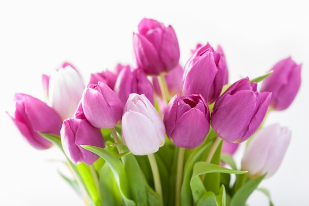 Belle table de tulipes violettes