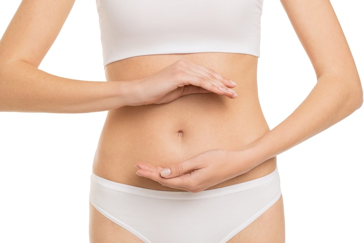 Photo belle taille féminine mince sur fond blanc