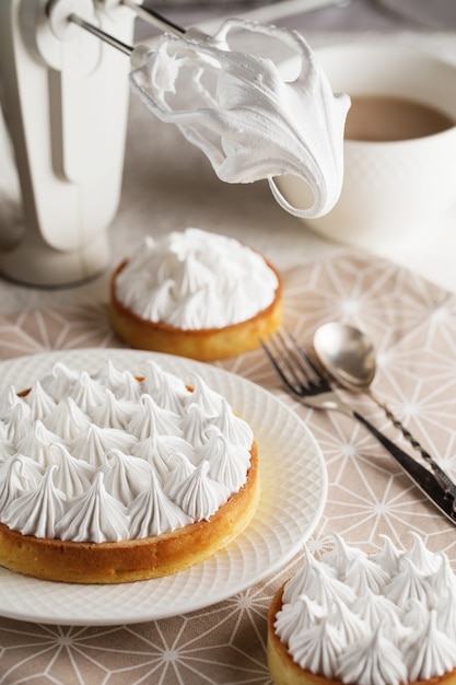 Belle tarte meringuée au citron blanc fraîchement préparée sur assiette