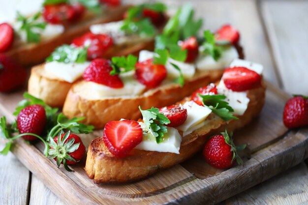 Belle tartine aux fraises au fromage blanc