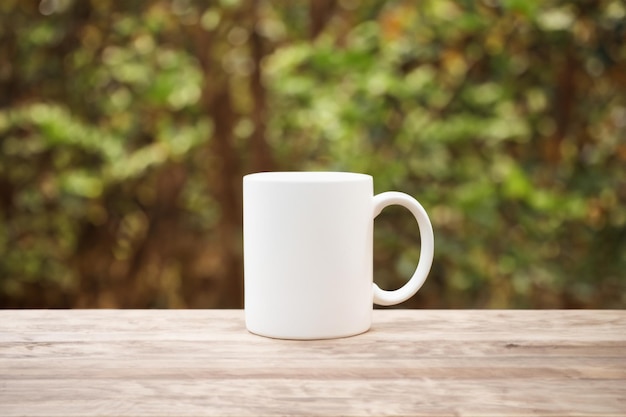 Une belle tasse blanche pour le mokup