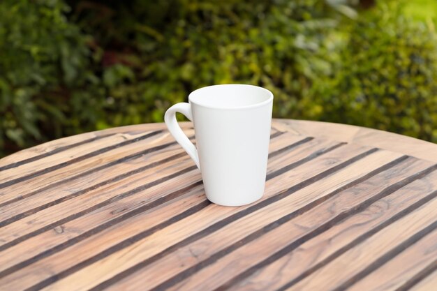 Une belle tasse blanche pour le mokup