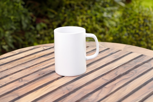 Une belle tasse blanche pour le mokup