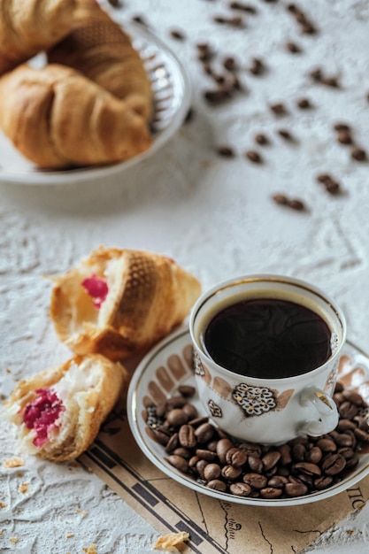 belle tasse de café blanche café chaud pour le petit déjeuner croissants frais avec spi de café au chocolat