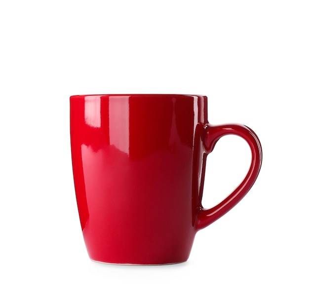 Belle tasse en céramique rouge isolée sur blanc