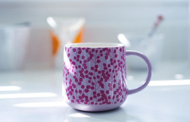 Belle tasse sur la table de la cuisine