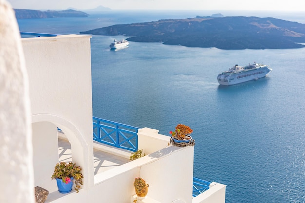 Belle terrasse avec vue sur la mer île de Santorin Grèce. Architecture blanche et ambiance de vacances d'été