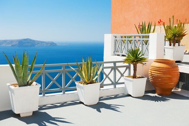 Belle terrasse avec vue mer. Île de Santorin, Grèce.