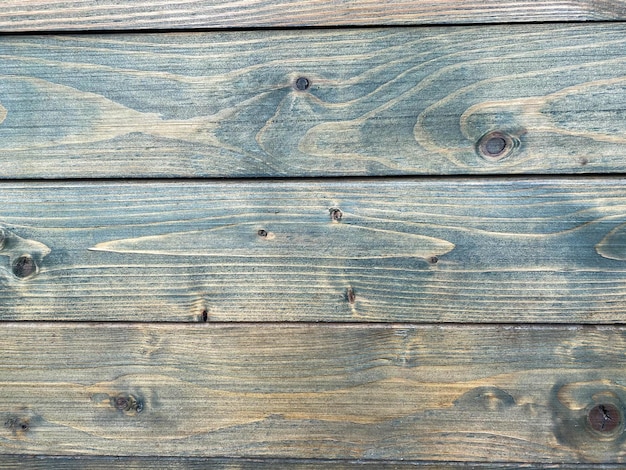 Belle texture en bois de planches multicolores horizontales avec des nœuds sur la surface du mur