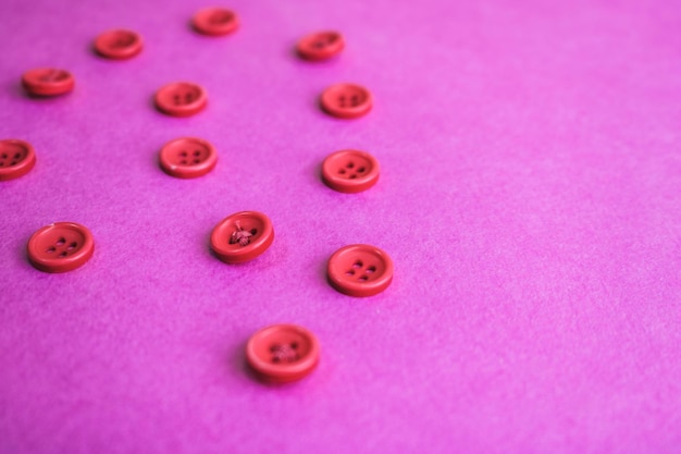 Photo belle texture avec de nombreux boutons roses ronds pour coudre des travaux d'aiguille espace de copie mise à plat rose