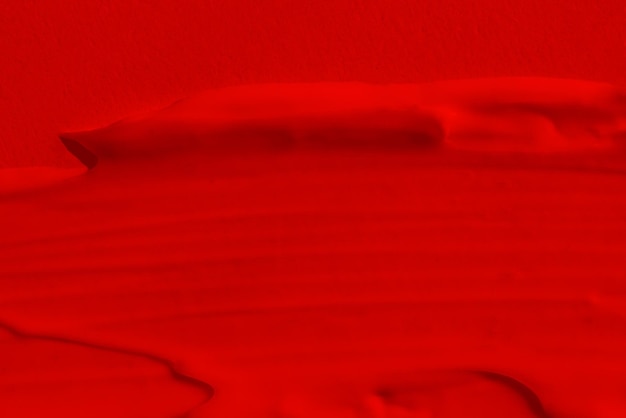 Belle texture d'une riche couleur rouge vif couleur écarlate Texture de fard à paupières rouge à lèvres peinture rouge liquide frottis mat tache