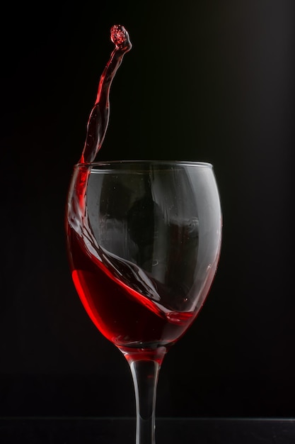 Une belle touche de vin rouge dans un verre