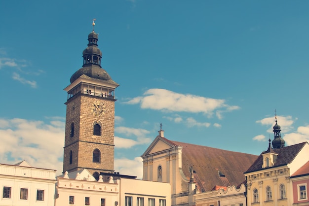 Belle tour avec horloge et girouette sur fond de ciel bleu dans la vieille ville