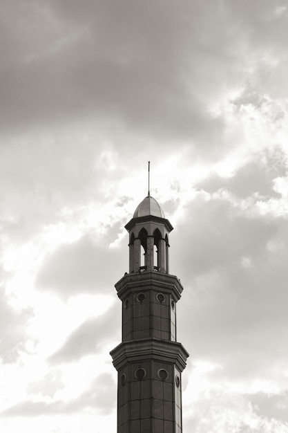 Belle tour de mosquée isolée en noir et blanc