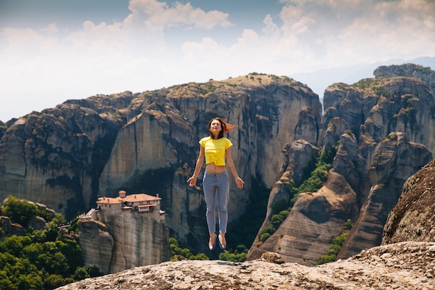 Belle touriste en Grèce avec les monastères des Météores en arrière-plan