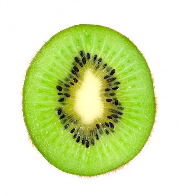 Belle tranche de kiwi isolé sur blanc