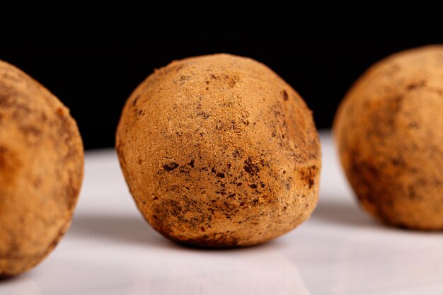 Belle truffe de bonbon d'un plat blanc sur un fond noir