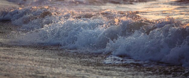 Belle vague d'écume dans la mer du soir