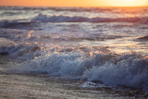 Belle vague d'écume dans la mer du soir