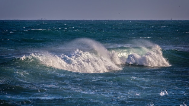 Belle vague de l'océan bleu