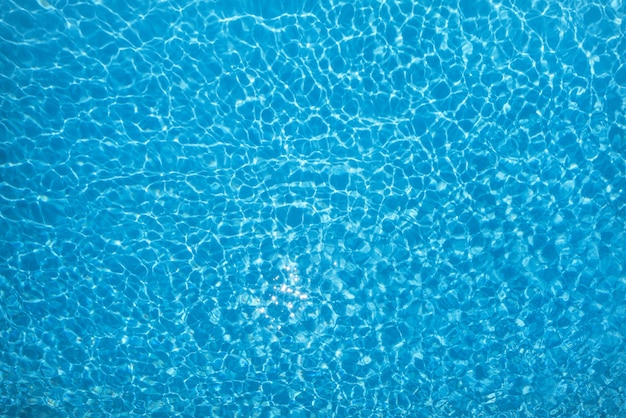 Belle vague ondulation et surface de l&#39;eau bleue dans la piscine