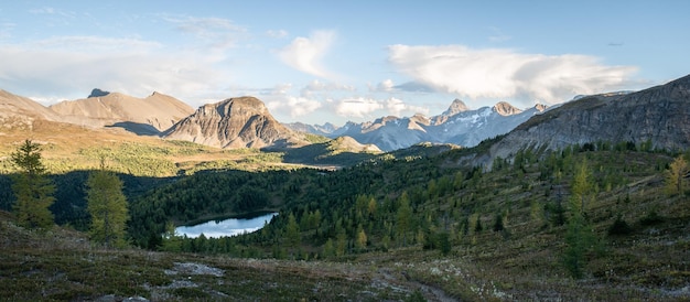 Belle vallée alpine avec des montagnes de lac forestier avant le coucher du soleil panorama mt assiniboine canada