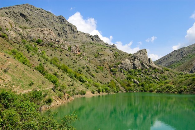 Belle vallée ensoleillée entre les montagnes avec des nuages luxuriants dans la péninsule de Crimée Crimée La péninsule a été annexée à la Fédération de Russie Ukraine